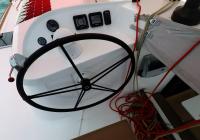 trimarano barca a vela neel 45 ruota del timone strumenti cockpit